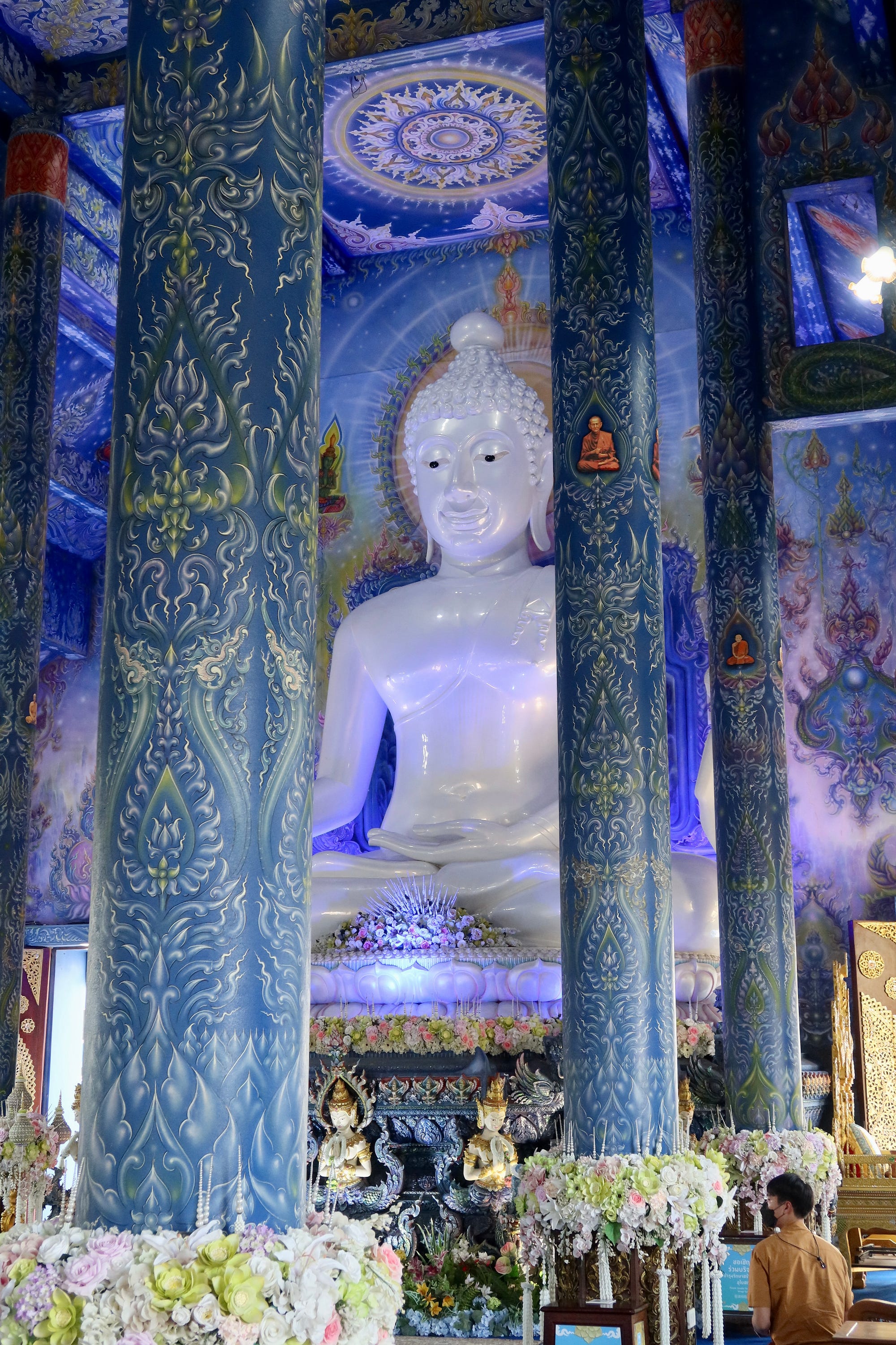 Capping off our day of temples and art in Chiang Rai, we visited the Wat Rong Suea Ten (the “Blue temple”)