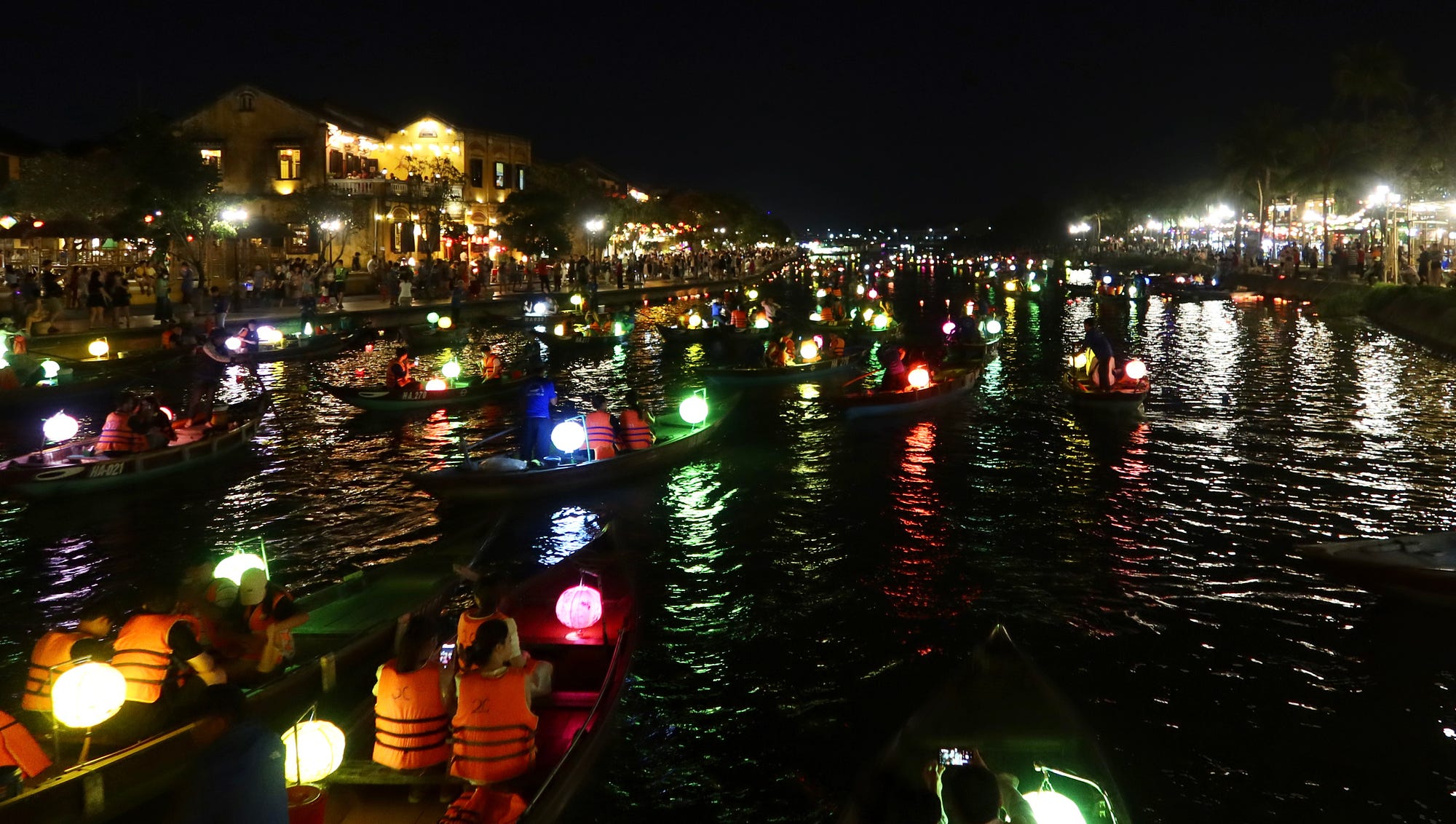 Each night tourists descend on the river to light lanterns and row boats. The sight is spectacular (albeit quite busy) and the markets are positively overflowing with people